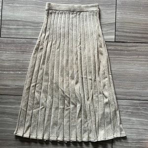 Like new 💖 Aritzia Wilfred XXS/XS Accordion Pleated Tinsel Knit Gold Midi Skirt